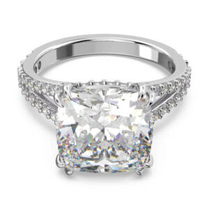 Cushion cut -timantilla varustettu valkokultainen sormus, jonka runko on koristeltu pienillä timanteilla molemmin puolin