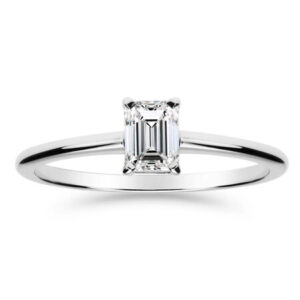 Valkokultainen sormus, jossa suorakulmion muotoinen emerald cut -timantti ohueen runkoon istutettuna