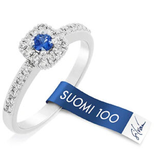 Suomi 100 -juhlasormus, jossa sininen keskikivi ja timantteja halo-istutuksella hopeisessa tai valkokultaisessa rungossa